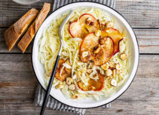 Insalata di cavolo cappuccio, mele caramellate e nocciole