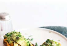 Toast aperto con hummus di carote e avocado