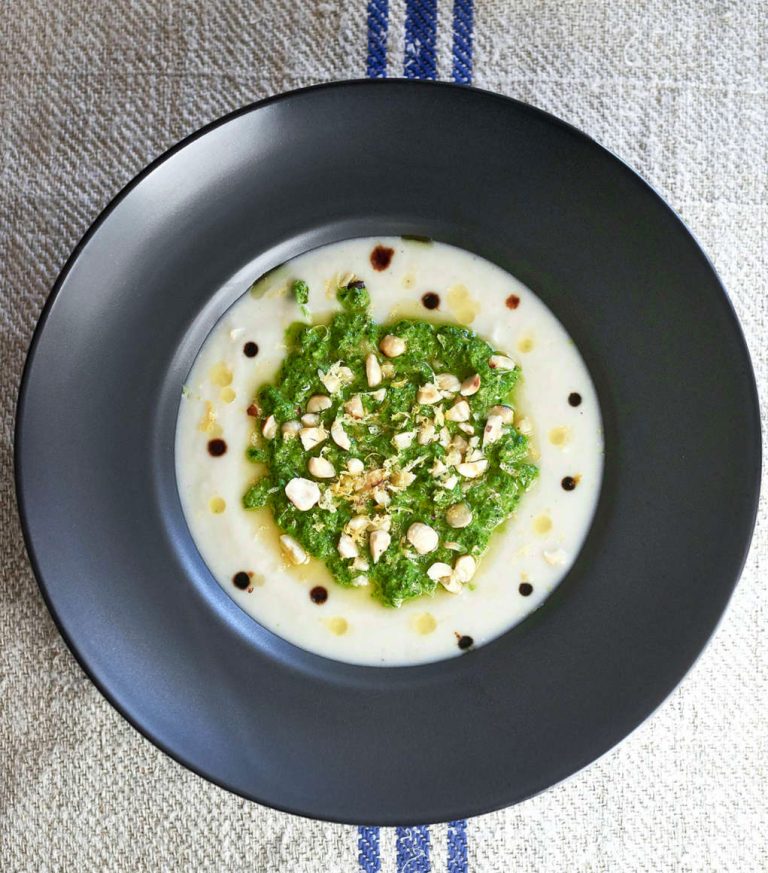 Zuppa di topinambur con pesto di spinacini e nocciole