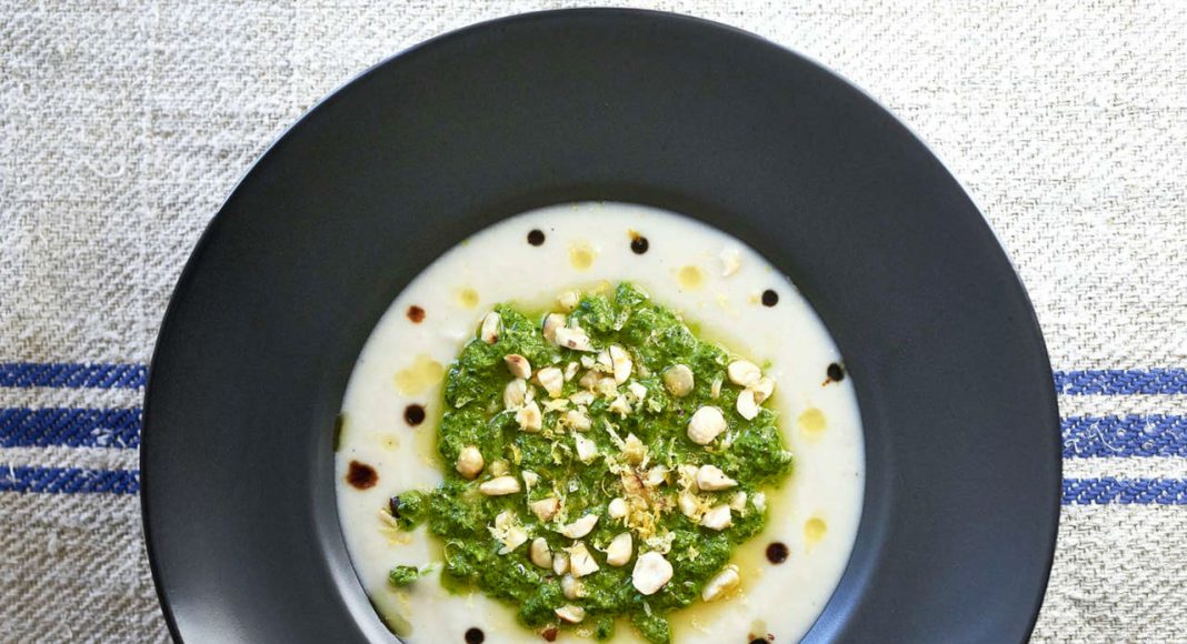 Zuppa di topinambur con pesto di spinacini e nocciole