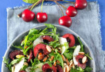 Insalata di ciliegie e rucola con mandorle e parmigiano