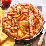 Schiacciata dolce alle pesche con miele e rosmarino