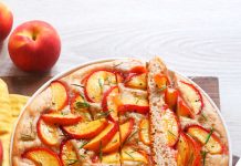 Schiacciata dolce alle pesche con miele e rosmarino