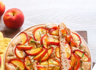 Schiacciata dolce alle pesche con miele e rosmarino