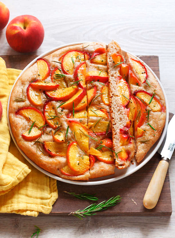 Schiacciata dolce alle pesche con miele e rosmarino