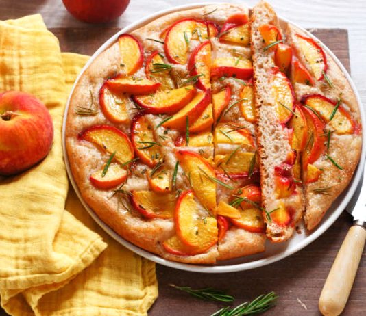Schiacciata dolce alle pesche con miele e rosmarino