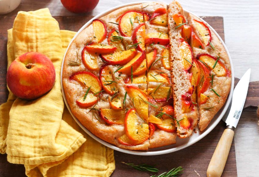 Schiacciata dolce alle pesche con miele e rosmarino
