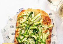 Focaccia con nastri di asparagi e pecorino