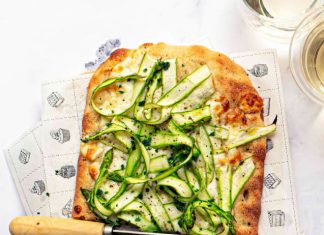 Focaccia con nastri di asparagi e pecorino