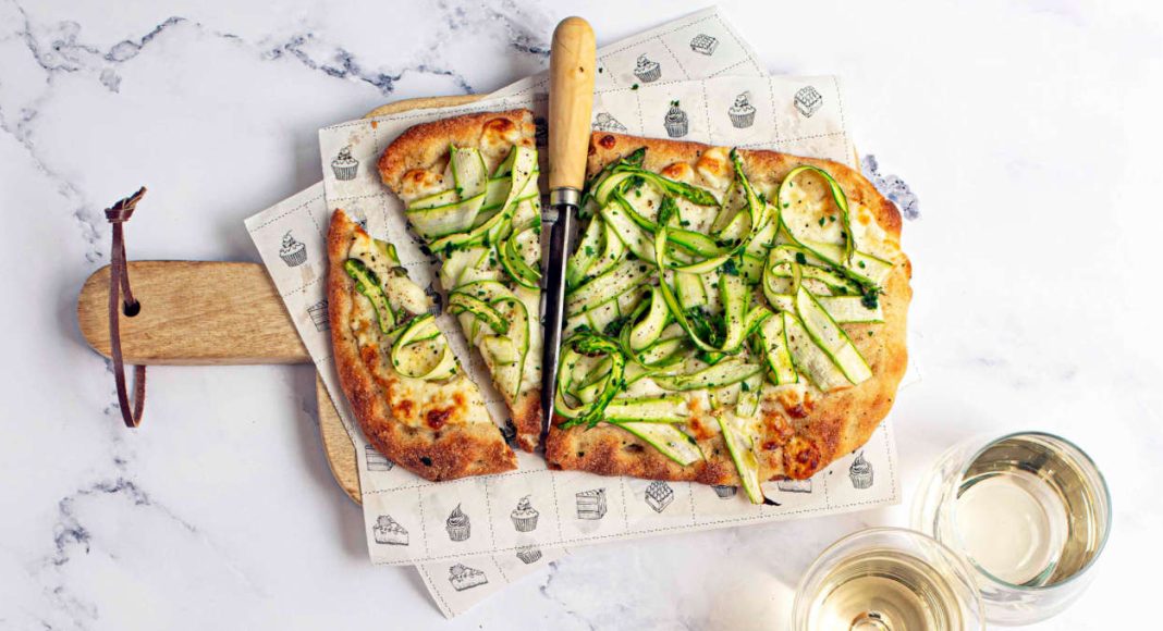 Focaccia con nastri di asparagi e pecorino