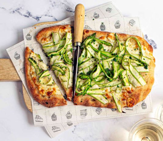 Focaccia con nastri di asparagi e pecorino