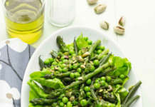 Insalata tiepida con piselli e ortaggi al pesto di pistacchi