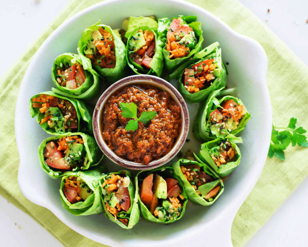 Involtini crudi di lattuga con salsa di pomodori secchi e noci