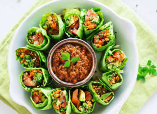 Involtini crudi di lattuga con salsa di pomodori secchi e noci