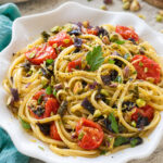 Linguine allo scoglio con alghe e pistacchi