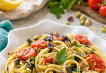 Linguine allo scoglio con alghe e pistacchi