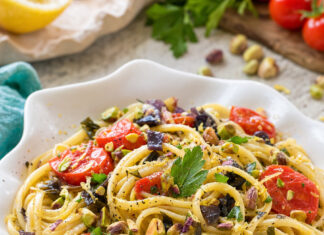 Linguine allo scoglio con alghe e pistacchi