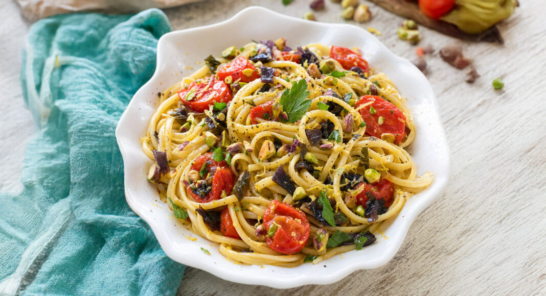 Linguine allo scoglio con alghe e pistacchi