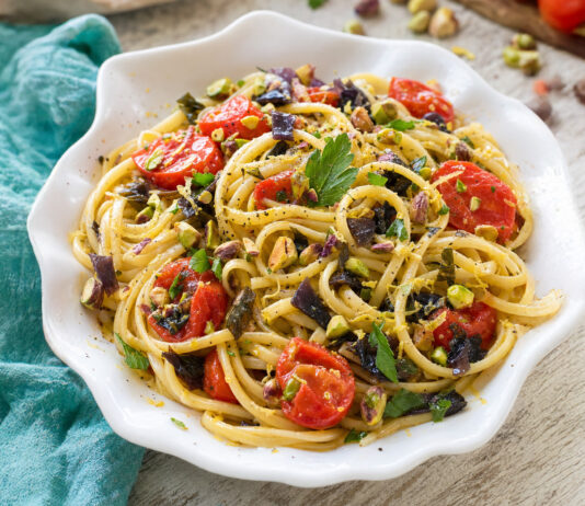 Linguine allo scoglio con alghe e pistacchi