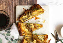 Torta di pasta fillo con scalogni caramellati, brie e timo