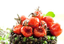 Tortino di riso venere con fagiolini e pomodorini arrosto