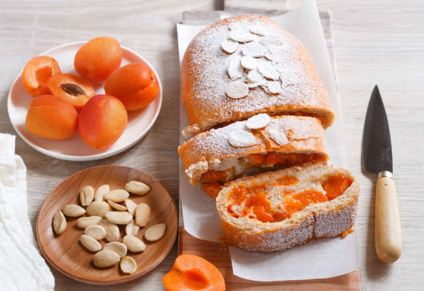Strudel di farro alle mandorle con albicocche