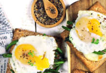 Crostoni di pane con fagiolini e uova