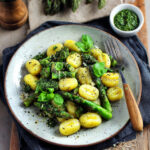 Gnocchi con asparagi e pesto di spinaci