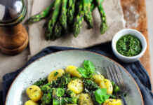 Gnocchi con asparagi e pesto di spinaci