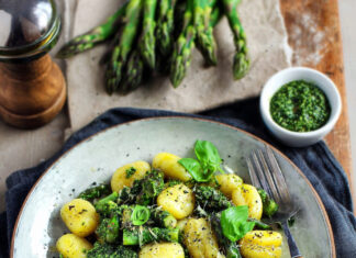 Gnocchi con asparagi e pesto di spinaci
