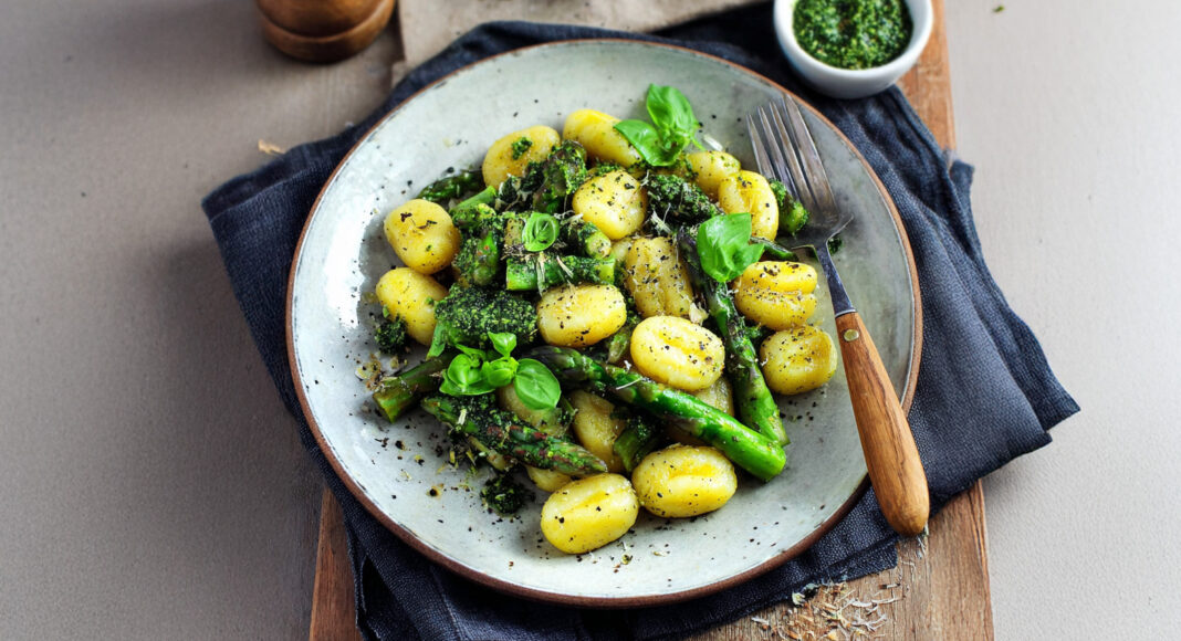 Gnocchi con asparagi e pesto di spinaci