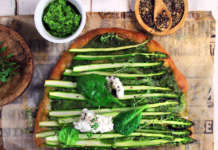 Pizza istantanea con asparagi e pesto