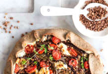 Quiche rustica di grano saraceno con melanzane e pomodorini