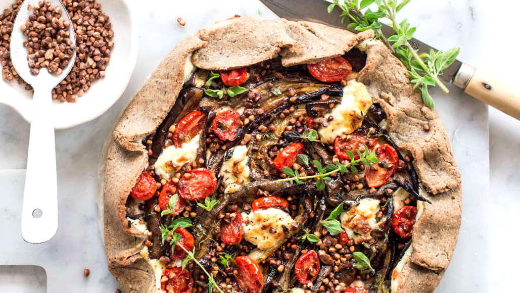 Quiche rustica di grano saraceno con melanzane e pomodorini