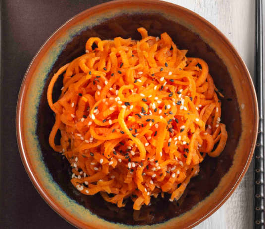 Spaghetti di carote all'orientale