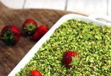 Tiramisu di fragole, pistacchi e cioccolato bianco