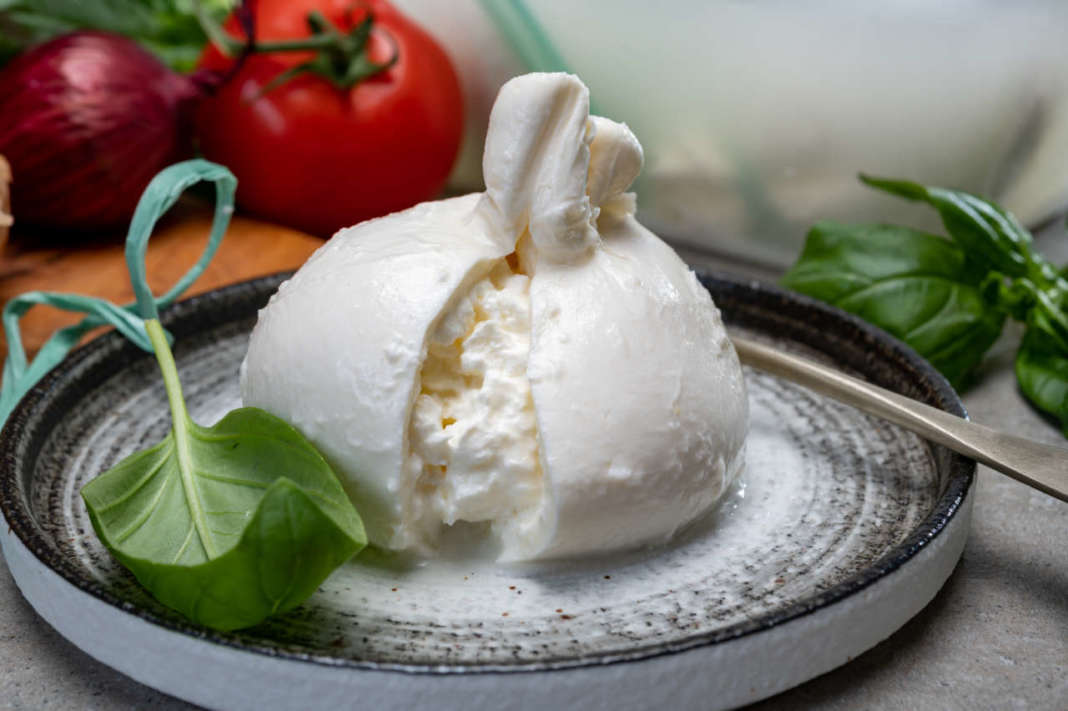 burrata su un piatto con stracciatella