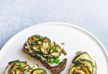 Bruschette con robiola, pinoli e zucchine alla scapece