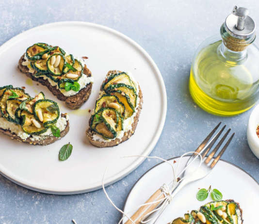 Bruschette con robiola, pinoli e zucchine alla scapece
