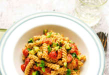 Fusilli integrali con zucchine e pesto di pomodori misti e anacardi