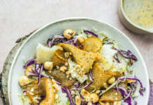 Insalata di cavolo cappuccio con pere caramellate, pecorino e nocciole