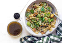 Insalata di pasta all'orientale con pomodori verdi e cetrioli