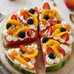 Pizza di anguria con crema di ricotta e frutta mista
