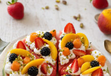 Pizza di anguria con crema di ricotta e frutta mista