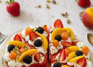 Pizza di anguria con crema di ricotta e frutta mista