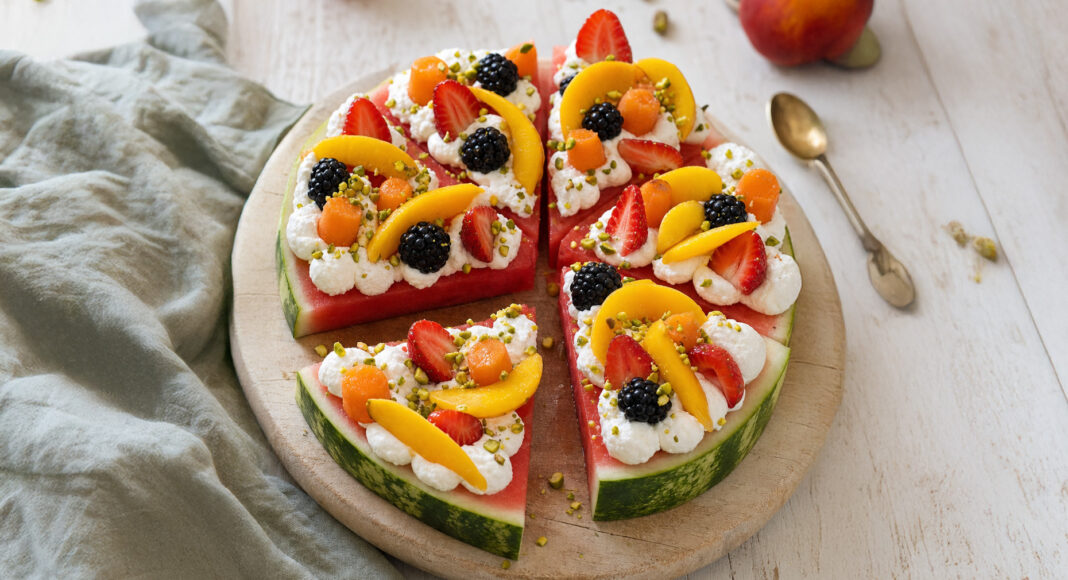 Pizza di anguria con crema di ricotta e frutta mista