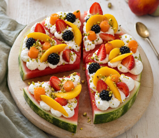 Pizza di anguria con crema di ricotta e frutta mista