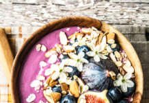 Smoothie bowl viola allo yogurt greco con mirtilli, fichi e mandorle