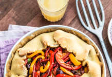 Torta rustica ai peperoni con cipolle rosse e olive