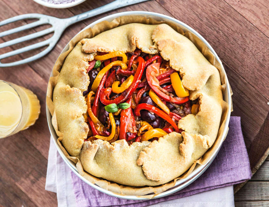 Torta rustica ai peperoni con cipolle rosse e olive
